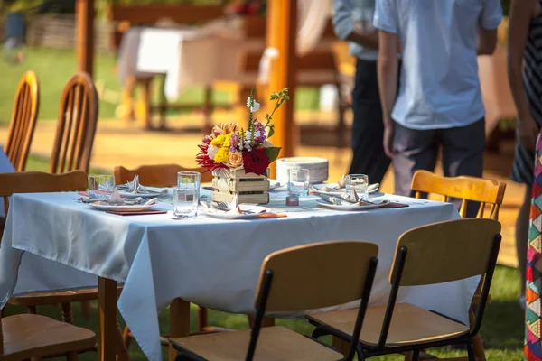 Tisch mit Blumen dekoriert — Stockfoto