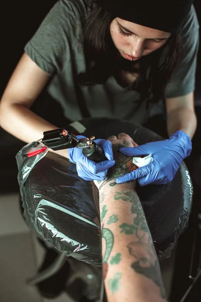Vacker brunett flicka gör tatuering — Stockfoto