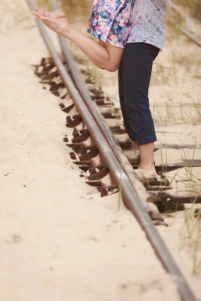 Een paar liefhebbers, vrouw terwijl haar man omarmen — Stockfoto