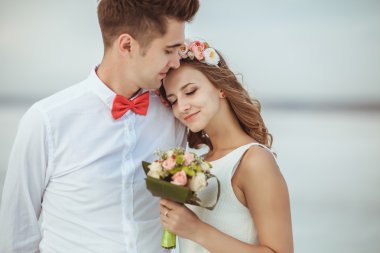 Kumsalda yürüyen çift.