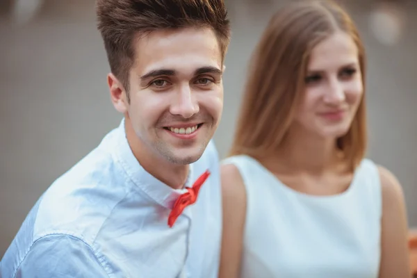 Jovem casal sorrindo — Fotografia de Stock