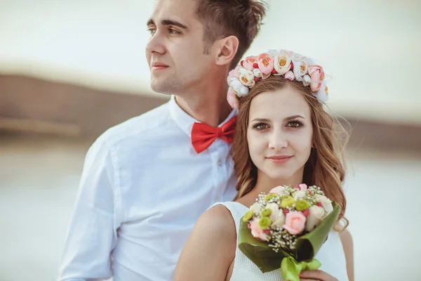 Kumsalda yürüyen çift. — Stok fotoğraf