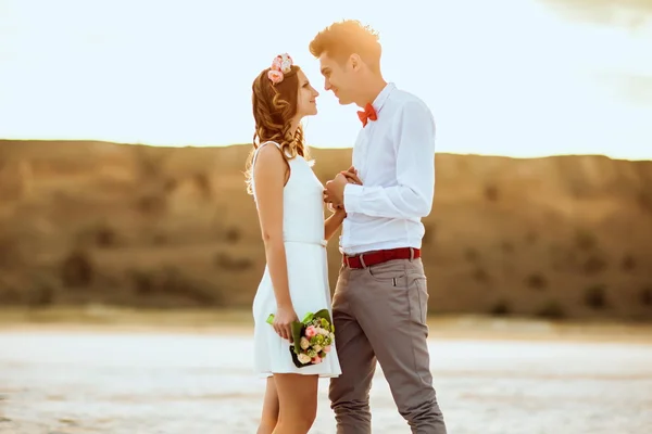 Couple marchant sur la plage. — Photo