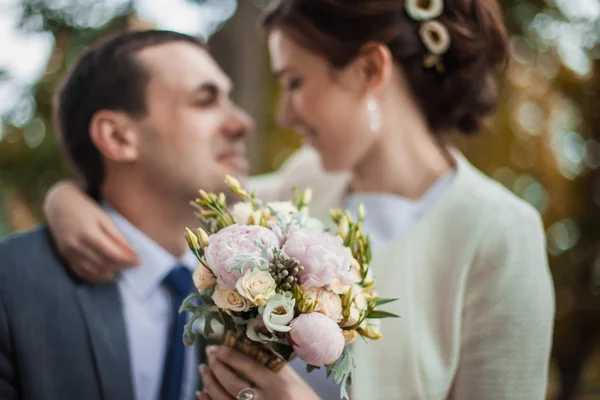 Schönes Hochzeitspaar — Stockfoto