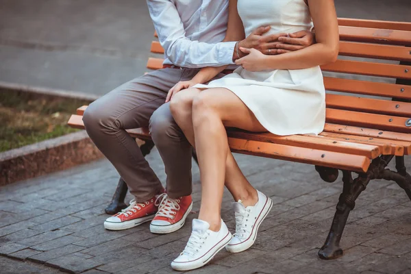 Jovem casal sorrindo — Fotografia de Stock