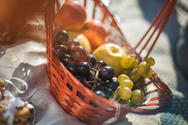 Cesta con frutas de verano —  Fotos de Stock