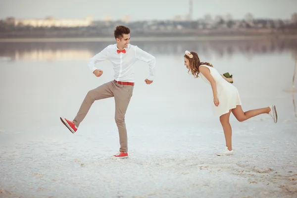 Koppel wandelen op het strand. — Stockfoto