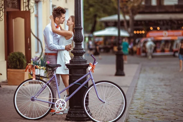 Bruidspaar met fietsen in de stad. — Stockfoto