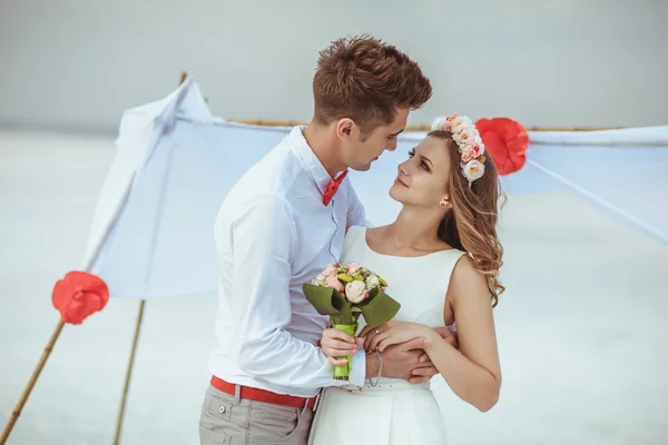 Casal andando na praia. — Fotografia de Stock