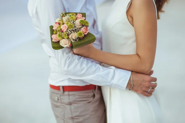 Pareja caminando en la playa. — Foto de Stock