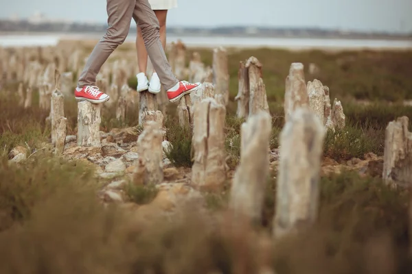 Koppel wandelen op het strand. — Stockfoto