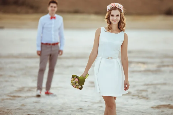 Pareja caminando en la playa. — Foto de Stock