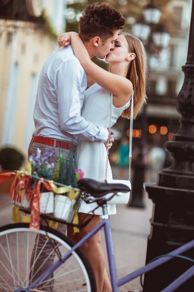 Bruidspaar met fietsen in de stad. — Stockfoto