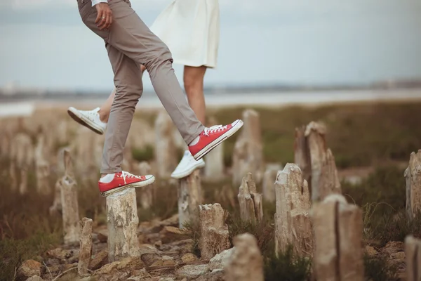 Coppia passeggiando sulla spiaggia. — Foto Stock