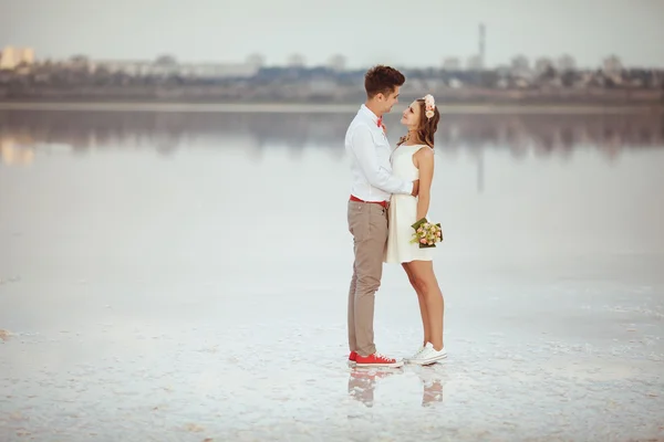 Pareja caminando en la playa. —  Fotos de Stock