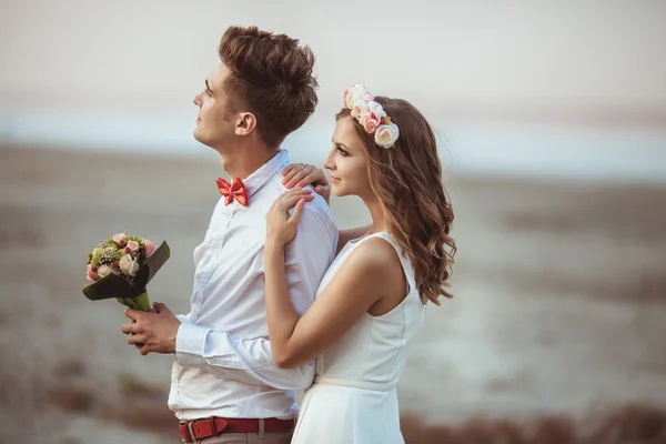 Couple marchant sur la plage. — Photo