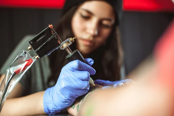 Menina morena bonita faz tatuagem — Fotografia de Stock