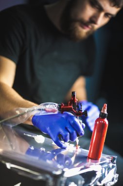 dövmeci dövme yapar