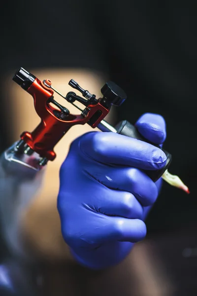 Tattooist makes a tattoo — Stock Photo, Image