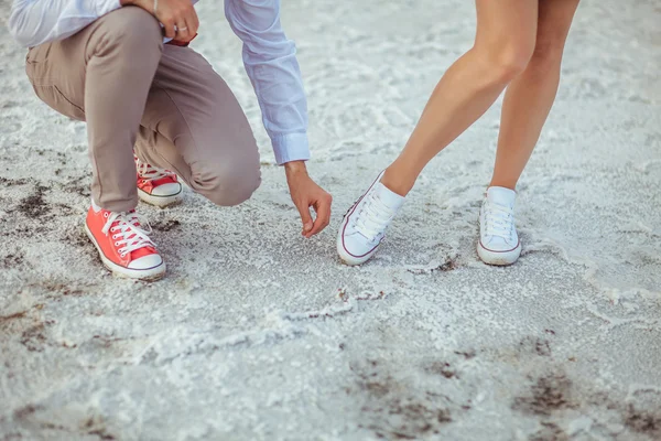 Par promenader på stranden. — Stockfoto