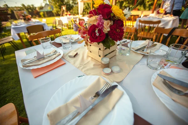 Mesa decorada com flores — Fotografia de Stock