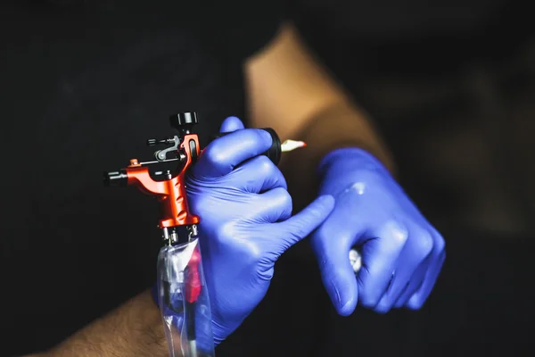 Tattooist makes a tattoo — Stock Photo, Image