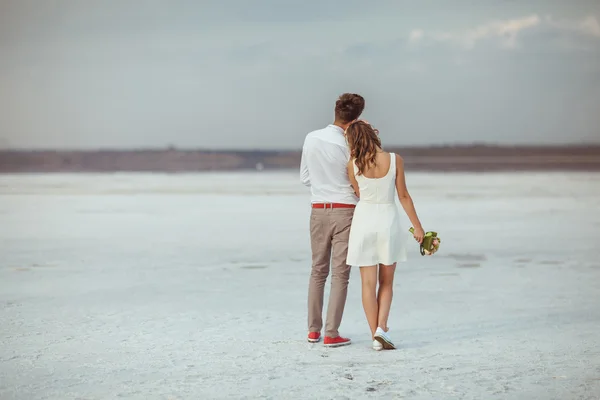 Paar spaziert am Strand. — Stockfoto