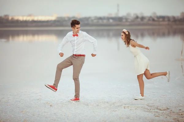 Paar spaziert am Strand. — Stockfoto