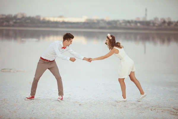 Pareja caminando en la playa. — Foto de Stock