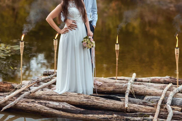 Braut und Bräutigam mit Brautstrauß — Stockfoto