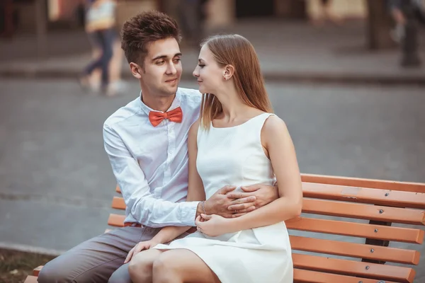 Jovem casal sorrindo — Fotografia de Stock