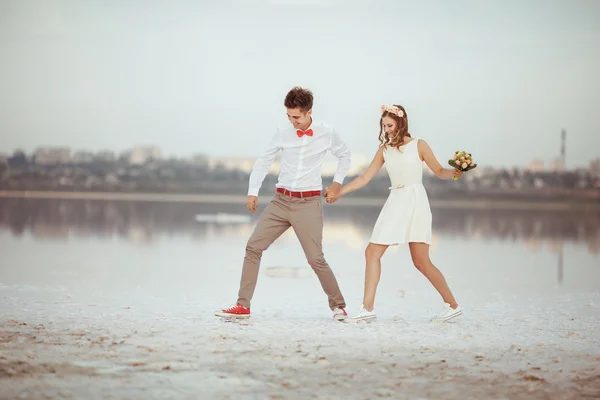 Koppel wandelen op het strand — Stockfoto