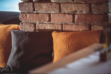 Oturma odasında renkli yastıklar grubu