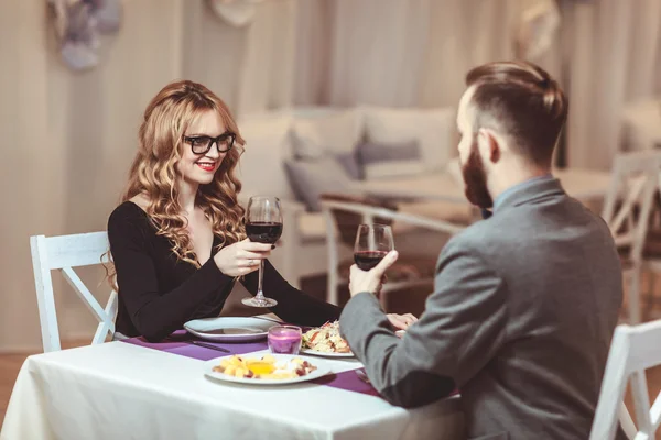 Bonito jovem casal — Fotografia de Stock