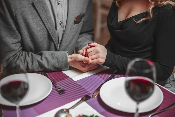 Bonito jovem casal — Fotografia de Stock