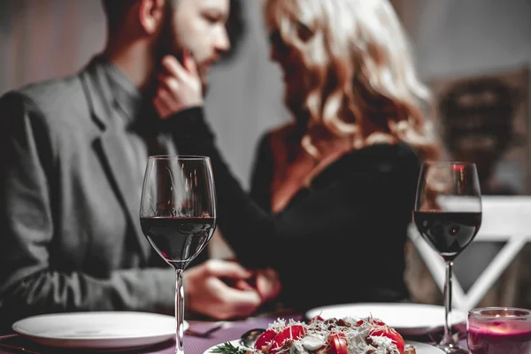 Bonito jovem casal — Fotografia de Stock