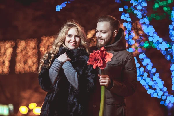 Liefdevol jong stel — Stockfoto