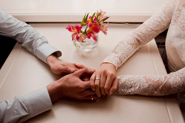Casal de amor estão de mãos dadas — Fotografia de Stock