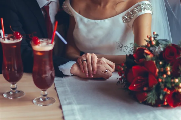 美しいレッド チェリーと結婚指輪とカクテル — ストック写真