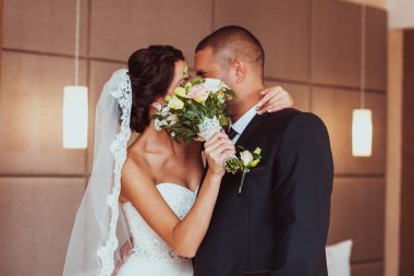 Güzel düğün buketi Gelinin ellerinde