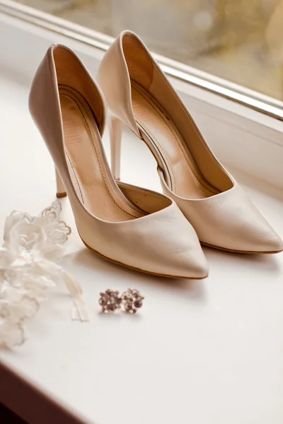Beautiful beige wedding shoes — Stock Photo, Image