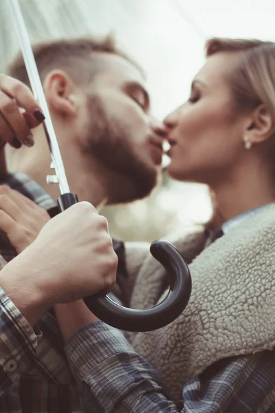 Baiser couple sous parapluie — Photo