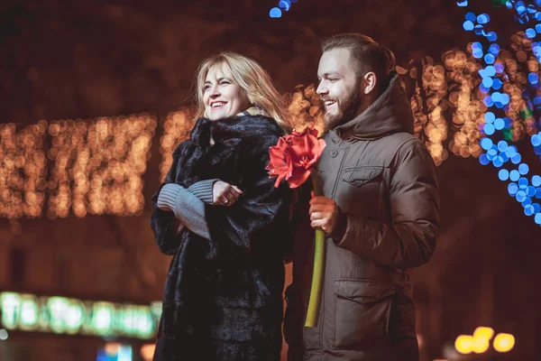 Milující mladý pár chůze venku v zimě. Dívka, která květina — Stock fotografie