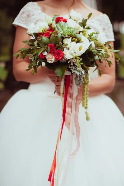 Belo buquê de casamento em mãos da noiva — Fotografia de Stock