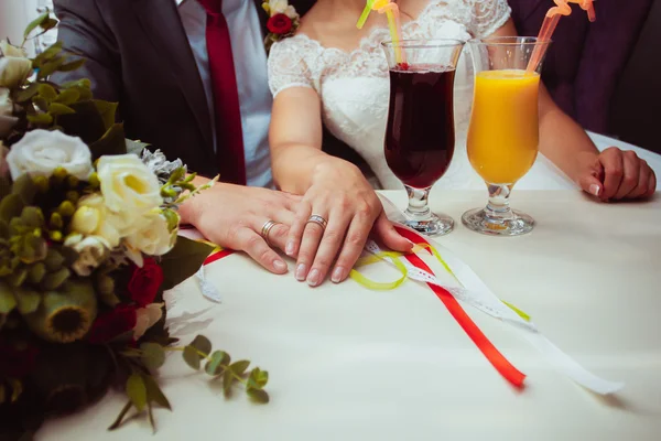 Cócteles en la mesa en la cafetería, pareja enamorada de la mano — Foto de Stock