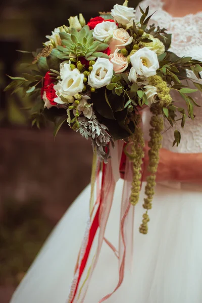 El ramo hermoso de boda en las manos de la novia — Foto de Stock