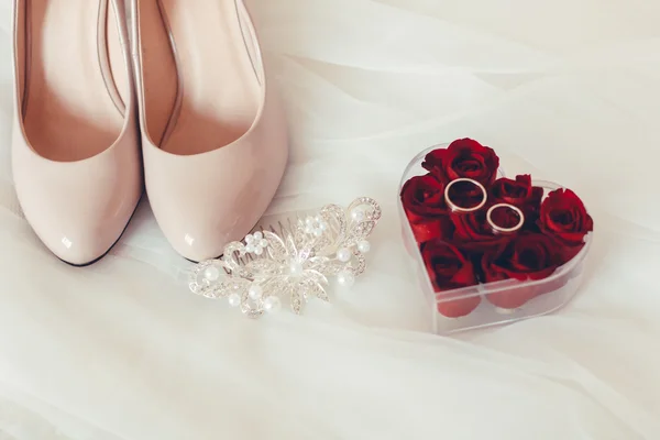 Anillos de oro de boda en pétalos de rosa roja en forma de corazón — Foto de Stock