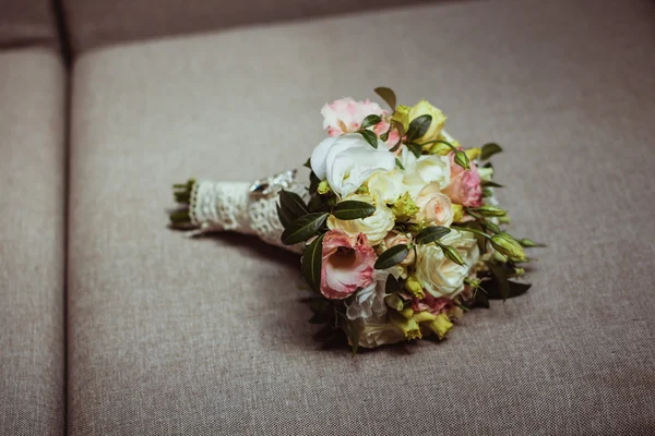 Hermoso ramo de flores de la boda está sobre la mesa — Foto de Stock