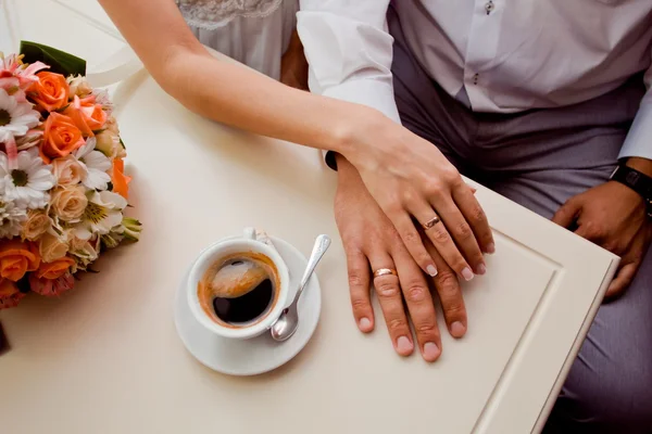 Pareja cogida de la mano y beber café en la cafetería al aire libre — Foto de Stock