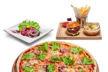 Fast food ve sağlıksız beslenme kavramı - kadar yakın hamburger ya da çizburger, kızarmış patates kızartması, pizza ve ketçap ahşap masa Üstten Görünüm